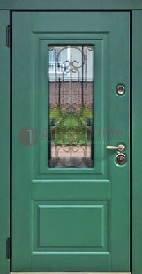 Зеленая металлическая дверь со стеклом и ковкой ДСК-113 в Ульяновске